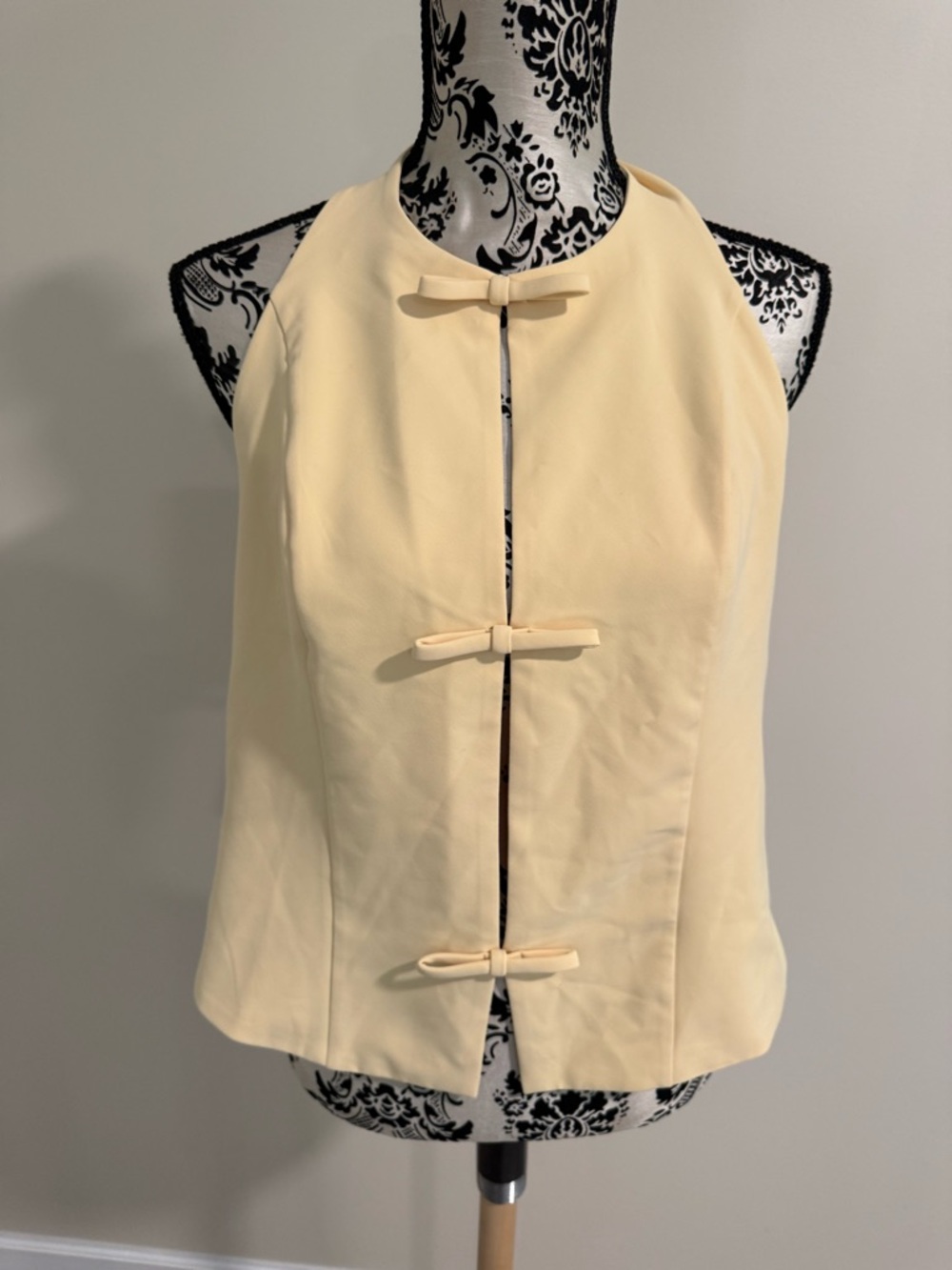 Abercrombie and Fitch Halter Top - Picture 2 of 7